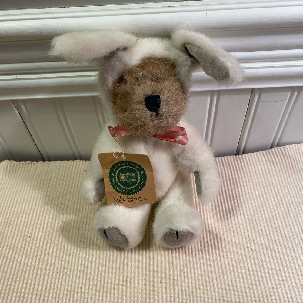 Boyds bears "Watson" bear in bunny suit. Has tags, very good condition.